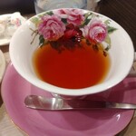 ケンジントン・ティールーム - ティーセットも美しい。