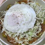 ダルバール - ターメリックライスにキーマとキャベツ、目玉焼きが乗ります。