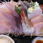 Souma - びんちょうマグロ、鯛、鯖、海老の盛り合わせ。