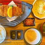 かつ政 - 料理写真:富士の国ポーク　ロースカツ定食
ごはんにキャベツ、豚汁、お新香もお代わり出来ます