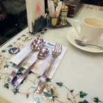 マハトマ - デザートのカとラリー。セットのチャイはノーマル。