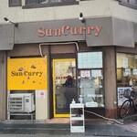 サン・カレー - 広島電鉄八丁堀電停から徒歩3分の「Sun Curry」さん
            1962年開業、店主さんご夫妻と男性スタッフ1人と女性スタッフ1人の4名体制
            入り口右側には年季の入ったメニューケースと昭和の食堂的な佇まい