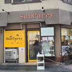 San Kare - 広島電鉄八丁堀電停から徒歩3分の「Sun Curry」さん
                1962年開業、店主さんご夫妻と男性スタッフ1人と女性スタッフ1人の4名体制
                入り口右側には年季の入ったメニューケースと昭和の食堂的な佇まい