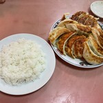 川純餃子専門店 - 餃子中盛りとライス