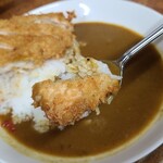 San Kare - チキンカツカレー【ハーフ】(税込660円)
                揚げ立てサクサクなチキンカツを具材が溶けたビーフカレーを絡めてご飯と一緒に口にいれます
                今、流行りのスパイスカレーとは異なる昭和レトロな味わいです