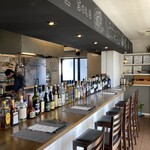 トラットリア イルソーレ - 入り口すぐのカウンター席