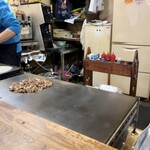 壺味 - 店内…ねぎ焼きに入るスジ肉がスタンバイ