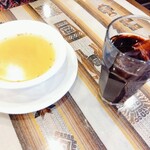 アルコイリス - ランチセットのスープとドリンク(紫とうもろこしのジュース、チチャモラーダ)アビちゃんの