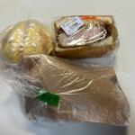 AKARI BAKERY - 私はこの中から３種類のパンを選んでお持ち帰りです。