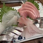 金町製麺 - 刺身盛り合わせ（こち、本マグロ、サバの酢〆、天然カンパチ、骨折れイワシ）