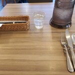 カルピネット - テーブルセット(籠の中には箸があります)