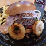 Burger Shishi - オニオンリングがタイヤをイメージ