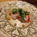 寿司 蒼 - 甘海老は極ミニサイズだけれど、黄色いマンゴーソースが無茶苦茶美味しかった。お鮨屋さんでは野菜不足になるので、ちょっとでも良いからお野菜が有ると嬉しいですね