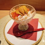 寿司 蒼 - シャリの上に身をほぐしたズワイ蟹とイクラ、ムラサキウニをトッピング。混ぜ混ぜしていただきます
