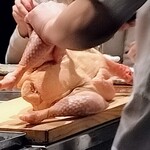 焼鳥 幽霊 - 目の前で鶏一羽丸々捌かれるパフォーマンスは圧巻でした！