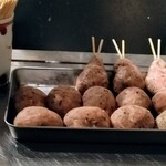 焼鳥 幽霊 - つくねは焼く直前に綺麗に成形されます！