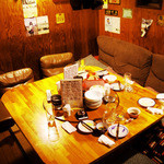 おふくろ屋台 1丁目1番地 - そこは、こんな感じ。実は更に上があり、そちらはテーブル席らしい。