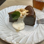 とく山 - デザートセット　黒胡麻のバスクチーズケーキ