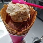 サーティワンアイスクリーム - 料理写真:さんおつのスモールダブルをワッフルコーンで640円〈チョップドチョコレート&ナッツトゥユー〉