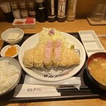 Shibuya Tonkatsu Genkatsu - 定食にはご飯、豚汁、冷奴の小鉢、お新香が付いてきます。