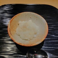 富小路 やま岸 - 朝採れ蕪の飯蒸し、蕪の甘さと塩味、味付けは塩だけ