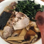 めんくま 女池店 - チャーシュー麺にチャーシューとほうれん草入れた画。別皿で来ます。