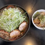 麺辰 - 特製鳥中華_半山盛りネギ+チャーシュー丼