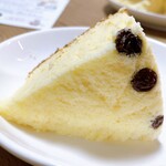 焼きたてチーズケーキのお店 アミーゴ - レーズン発見(´-ω-｀)