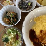 モモノキ - 美味しい副菜たくさんついてます