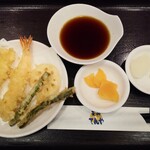 Tendon Tenya - 天ぷら&生ビールセット740円の天ぷら&漬物