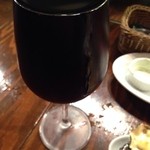 国分寺ワイン酒場　ウシカミＧａｂu -  赤ワイン、なみなみつがれます。普段、あまり酒飲まない方ならこれ一杯でかなり酔いそうな量ですわね。500円です。