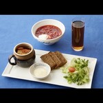 六本木 バイカル - ランチAセット　鶏肉と野菜の壺焼き、ボルシチ、黒パン、サラダ、烏龍茶