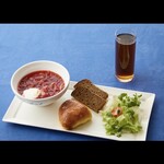 六本木 バイカル - ランチＢセット　ピロシキ、ボルシチ、黒パン、サラダ、烏龍茶