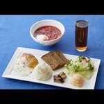 六本木 バイカル - ランチＣセット　白身魚のハンバーグ、ボルシチ、黒パン、烏龍茶