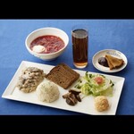六本木 バイカル - ランチＤセット　ビーフストロガノフ、ボルシチ、黒パン、サラダ、パンケーキ、烏龍茶