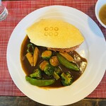キッチン ぷちらぱん - オムライスと野菜のカレーソース