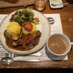 Moe'sCurry - カカオチキンカレーとフィッシュカラー
                      プレートにかかっているのはカカオチキンカレー。
                      別皿にあるのがフィッシュカレー