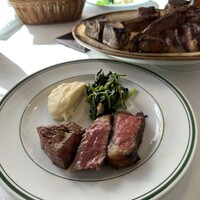 ウルフギャング・ステーキハウス 六本木 - 左からヒレ肉、サーロイン、サーロイン