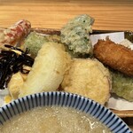 かなたま食堂 - かなたま定食のおかずのクリームコロッケ、ちくわ天ぷら、ウインナー天ぷら、野菜天ぷら、出汁巻き