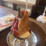 リオン菓子店 - いちごのパフェ　