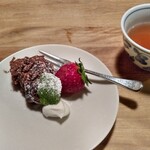 粟 - デザートのチョコケーキとほうじ茶