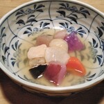 粟 ならまち店 - 吉野葛のあんがかかった炊き合わせ