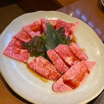 焼肉翔苑 六甲店 - 上が上カルビ、下がロース（特上ではない！）