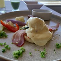 ル・トリアノン - エッグベネディクトのプレート