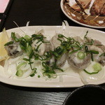 23478547 - 広島県産、「ぷりぷり牡蠣」を、ポン酢醤油で。６８０円。大粒の牡蠣が、半透明の衣をまとってて、ツルルン～と美味しいです。
                