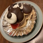 手づくりのケーキ プチ - クロのエクレア。苺がペロッと出した舌の様で可愛い。