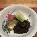 本城 - 細いのにコシの強いもずくと千枚漬けの中には平目が！。そして柔らかすぎるくらいやわからいアワビ