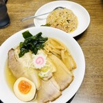 ぐゎらん洞 - お連れ様は、麺半分の肉そば(トロトロチャーシュー麺)と、芳ばしい半チャーハン