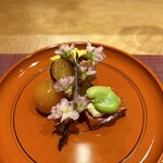 本城 - ふわふわのカラスミと近江赤こんにゃと湯葉と、金柑。そして、奥に隠れて見えないですが、なんと手間のかかっている。ひと口でパクリは勿体無い！けどひと口で。どれも最高。春を感じます。