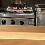 本城 - 入店するなり目の前に炭が。いやがおうにもテンションが上がります。